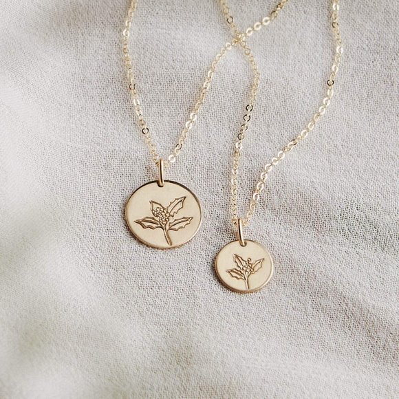 Holly December Birth Flower Cute Engraved Necklace - Picture 2 of 16